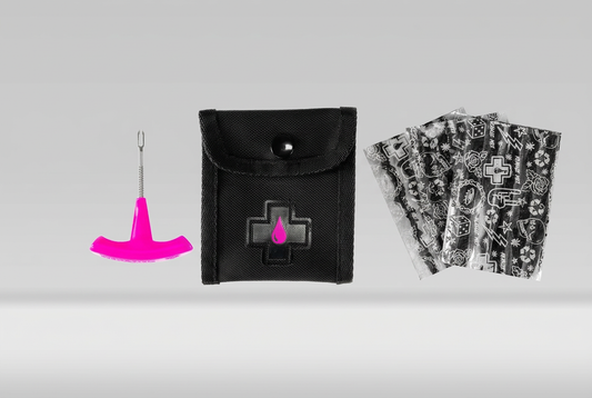 Muc-Off Puncture Plug Repair Kit med er studiobakgrund